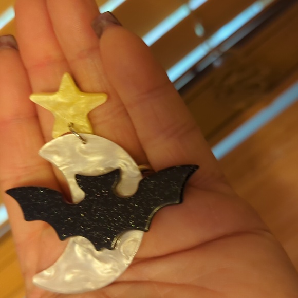 NWT/IP 🌜 (unbranded) 🎃🦇 HALLOWEEN BATTY PUMPKIN 🦇🎃 acrylic dangle earrings - Picture 9 of 10